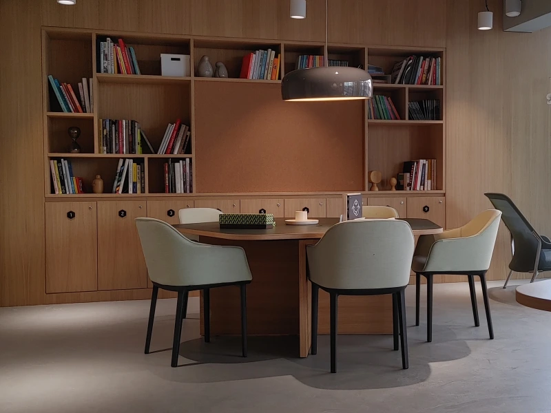 Espacio para trabajar en grupo en la academia de TLA en Barcelona, Vía Augusta 123.