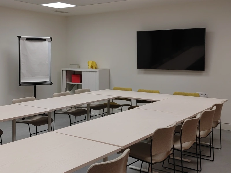 Aula grande para los cursos presenciales en la academia de TLA en Barcelona, Vía Augusta 123.