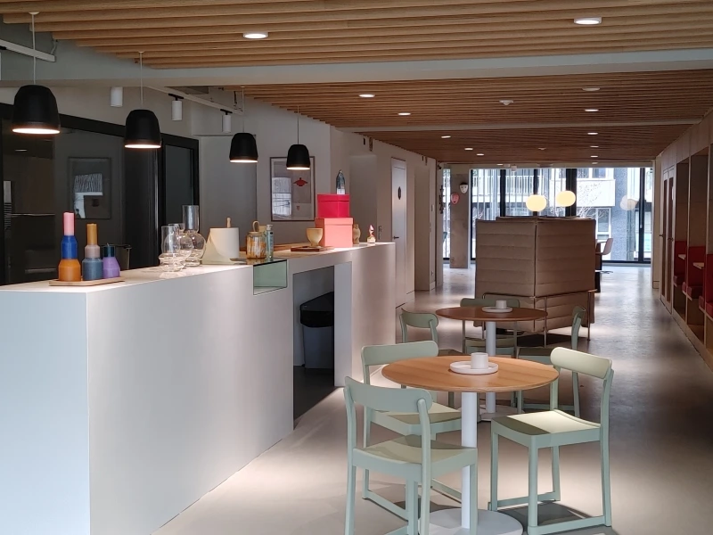Zona para relajarse, charlar y tomar un café en la academia de TLA en Barcelona, Vía Augusta 123.